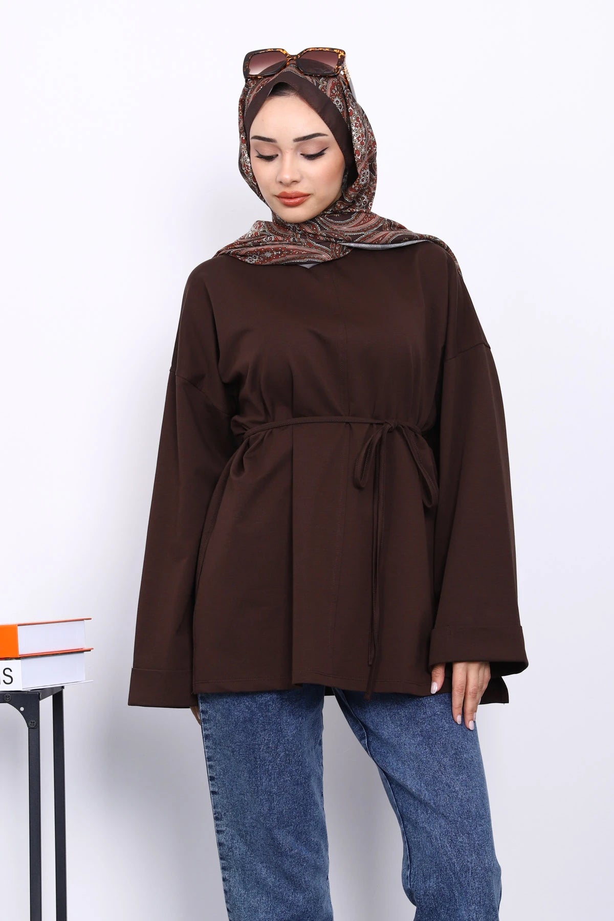 Kahverengi Dikiş Detaylı Yanları Yırtmaçlı Sweatshirt