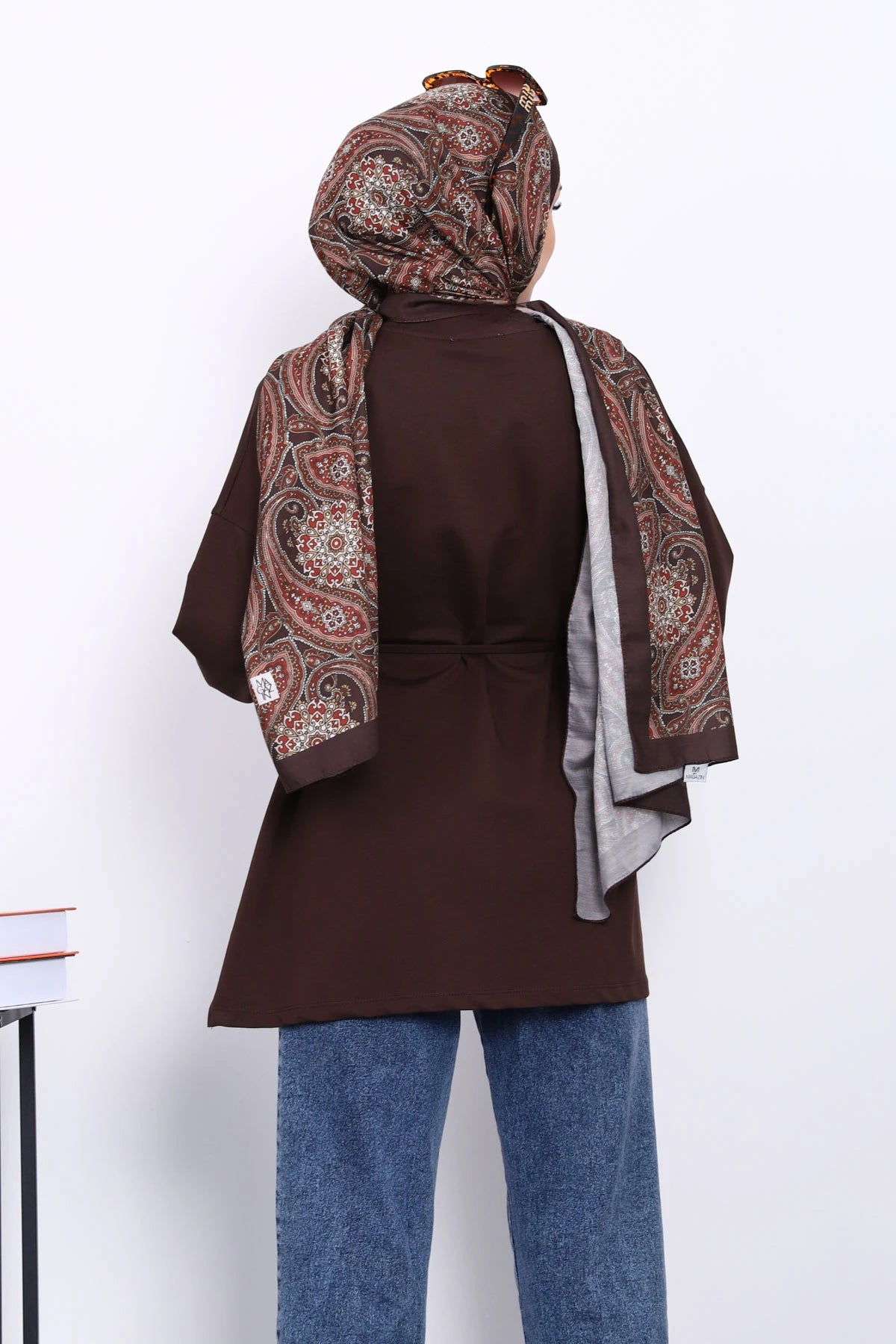 Kahverengi Dikiş Detaylı Yanları Yırtmaçlı Sweatshirt