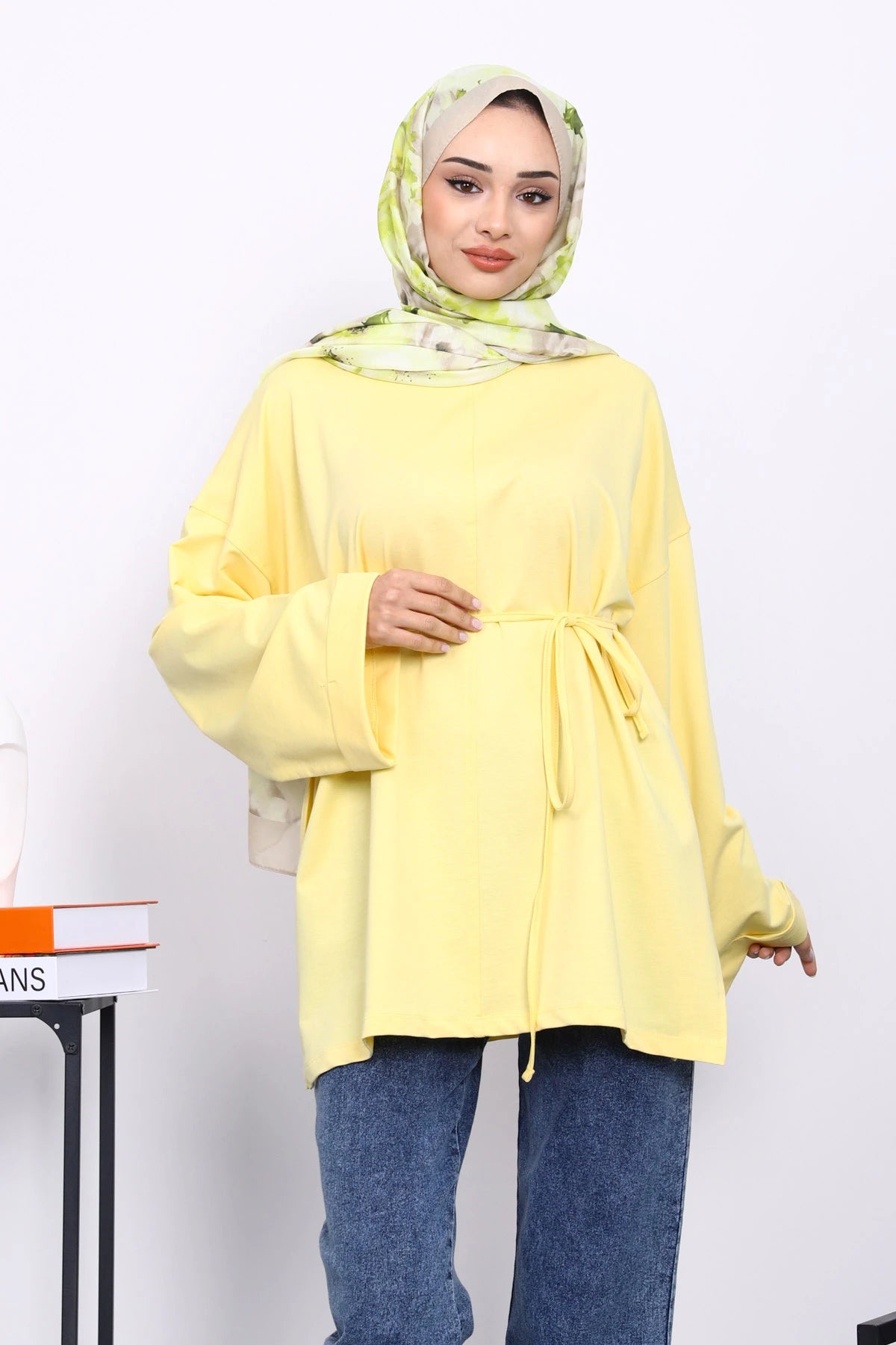 Sarı Dikiş Detaylı Yanları Yırtmaçlı Sweatshirt