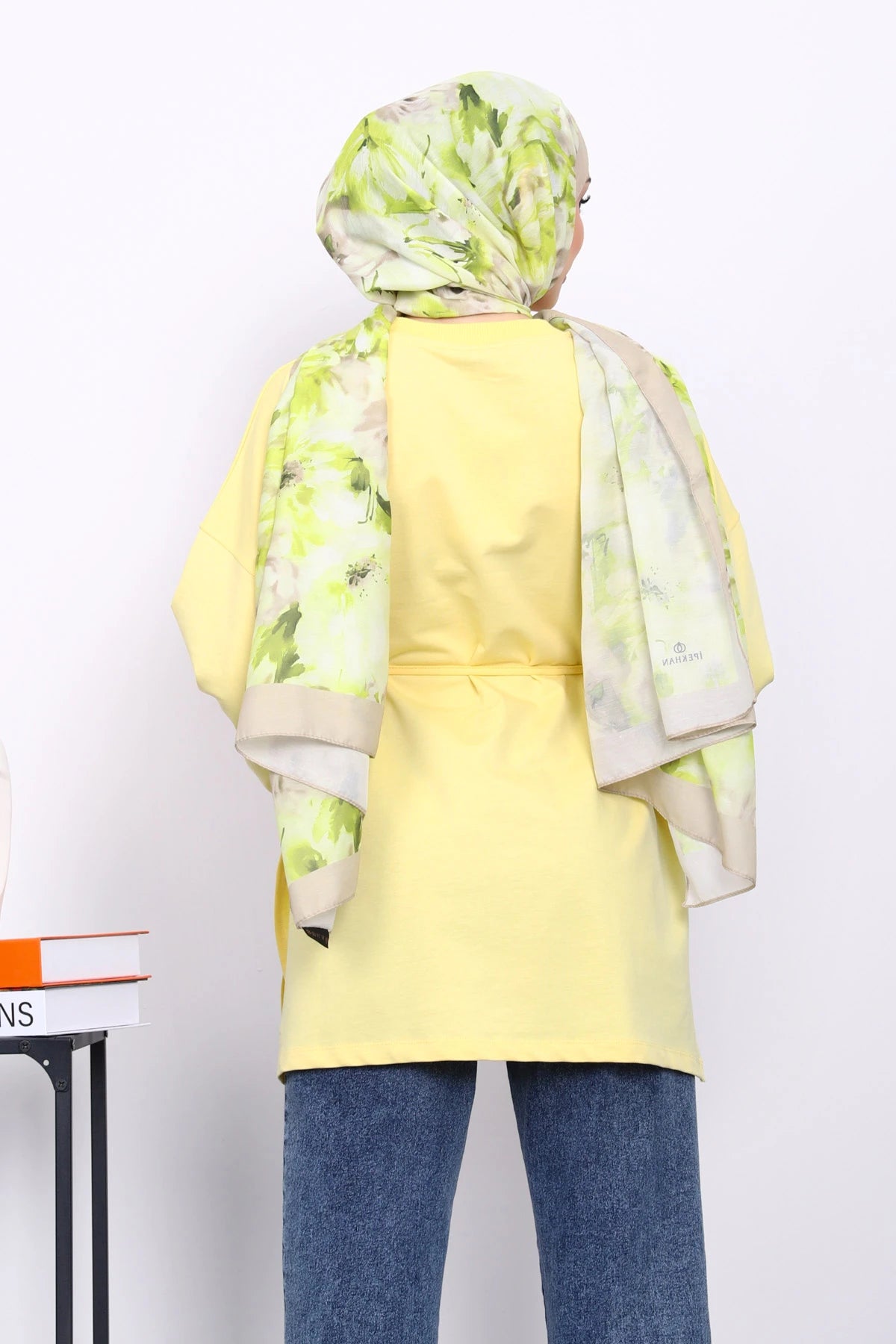 Sarı Dikiş Detaylı Yanları Yırtmaçlı Sweatshirt