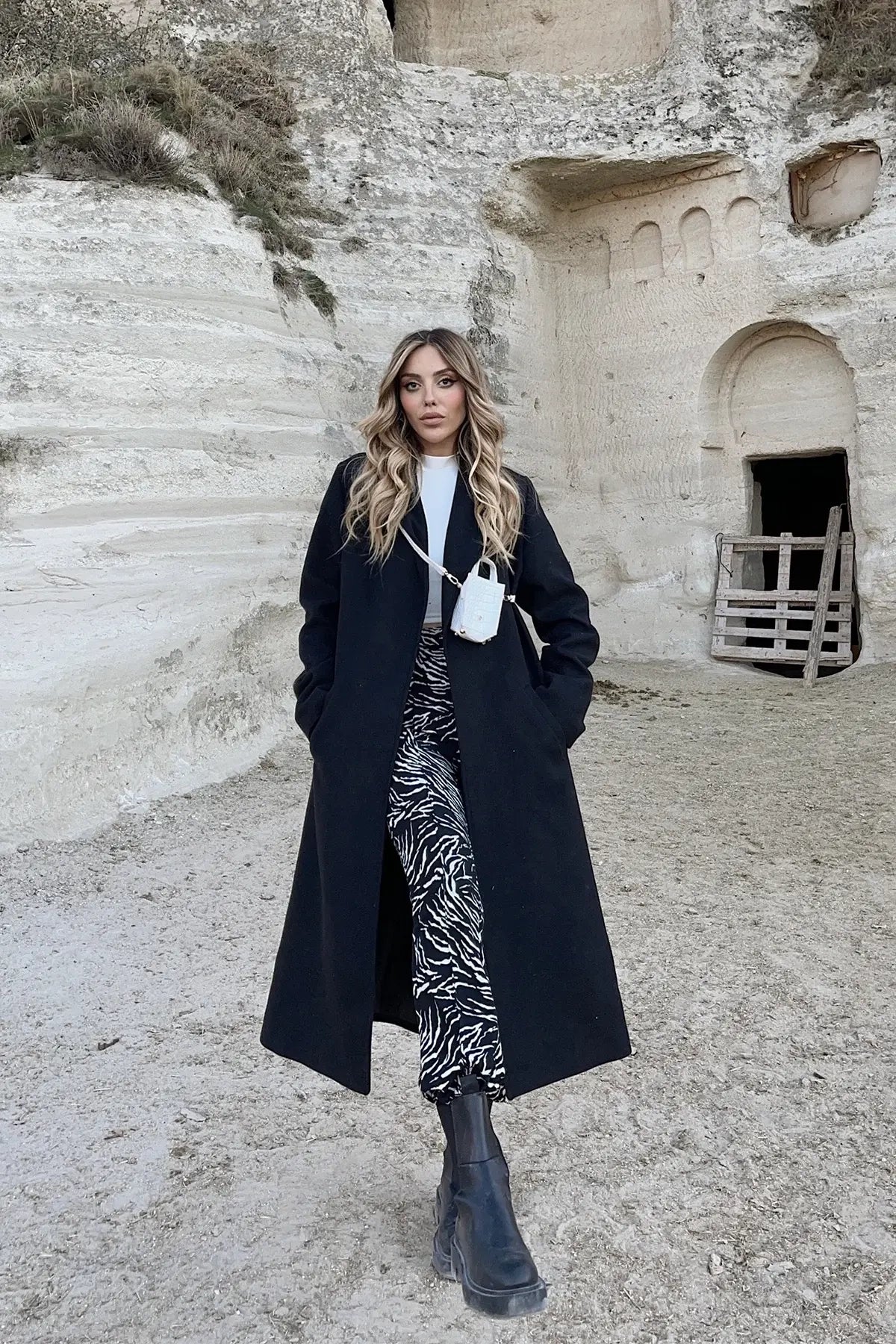 Siyah Kaşe Kaban | Zamansız, Şık & Modern Kadın Kaban 1404