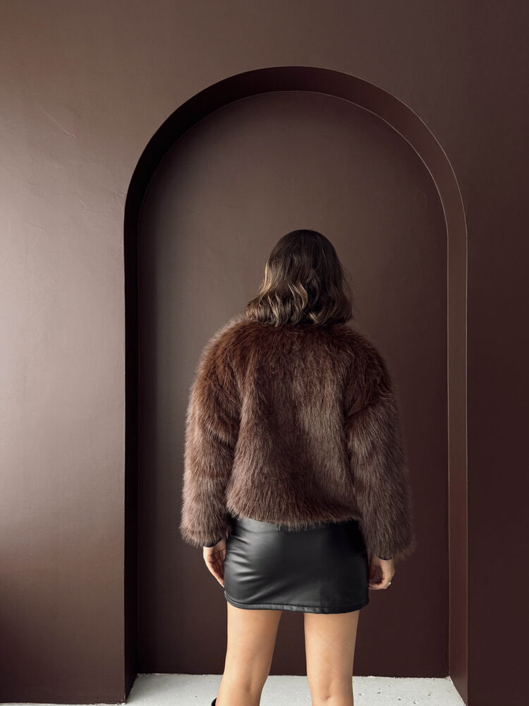 Koyu Kahve Kürklü Kısa Mont | Sıcak & Modern Kadın Dış Giyim 1405