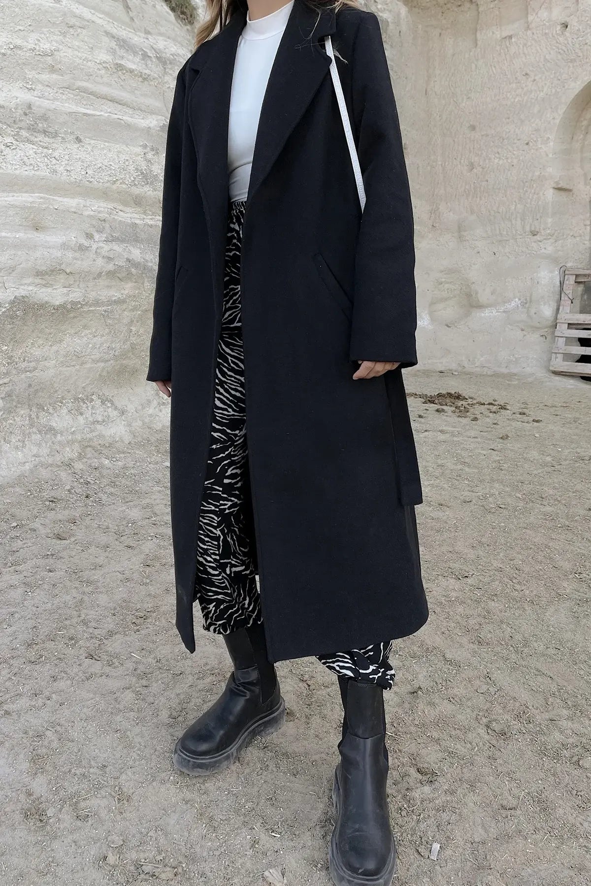 Siyah Kaşe Kaban | Zamansız, Şık & Modern Kadın Kaban 1404