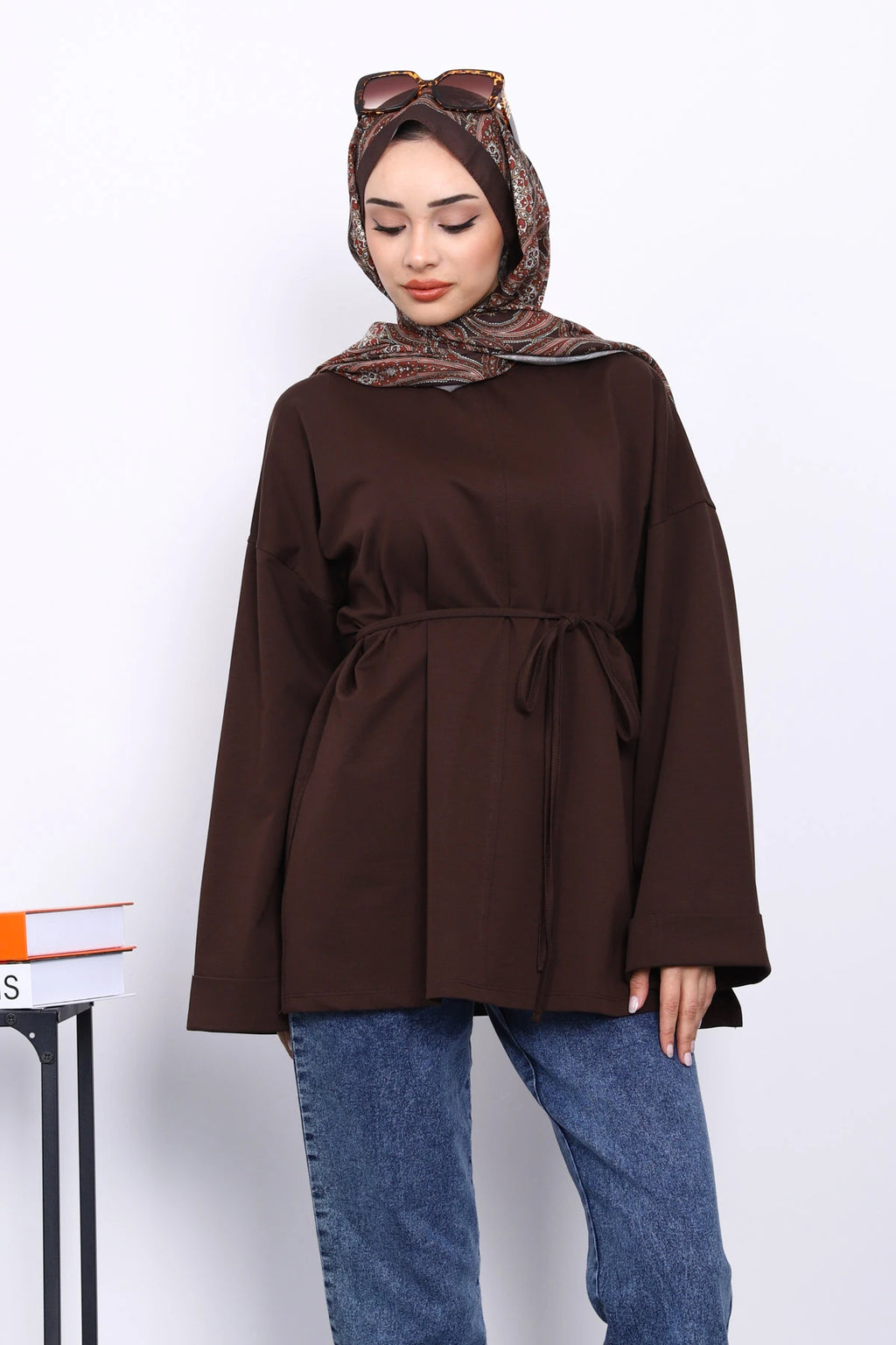 Kahverengi Dikiş Detaylı Yanları Yırtmaçlı Sweatshirt